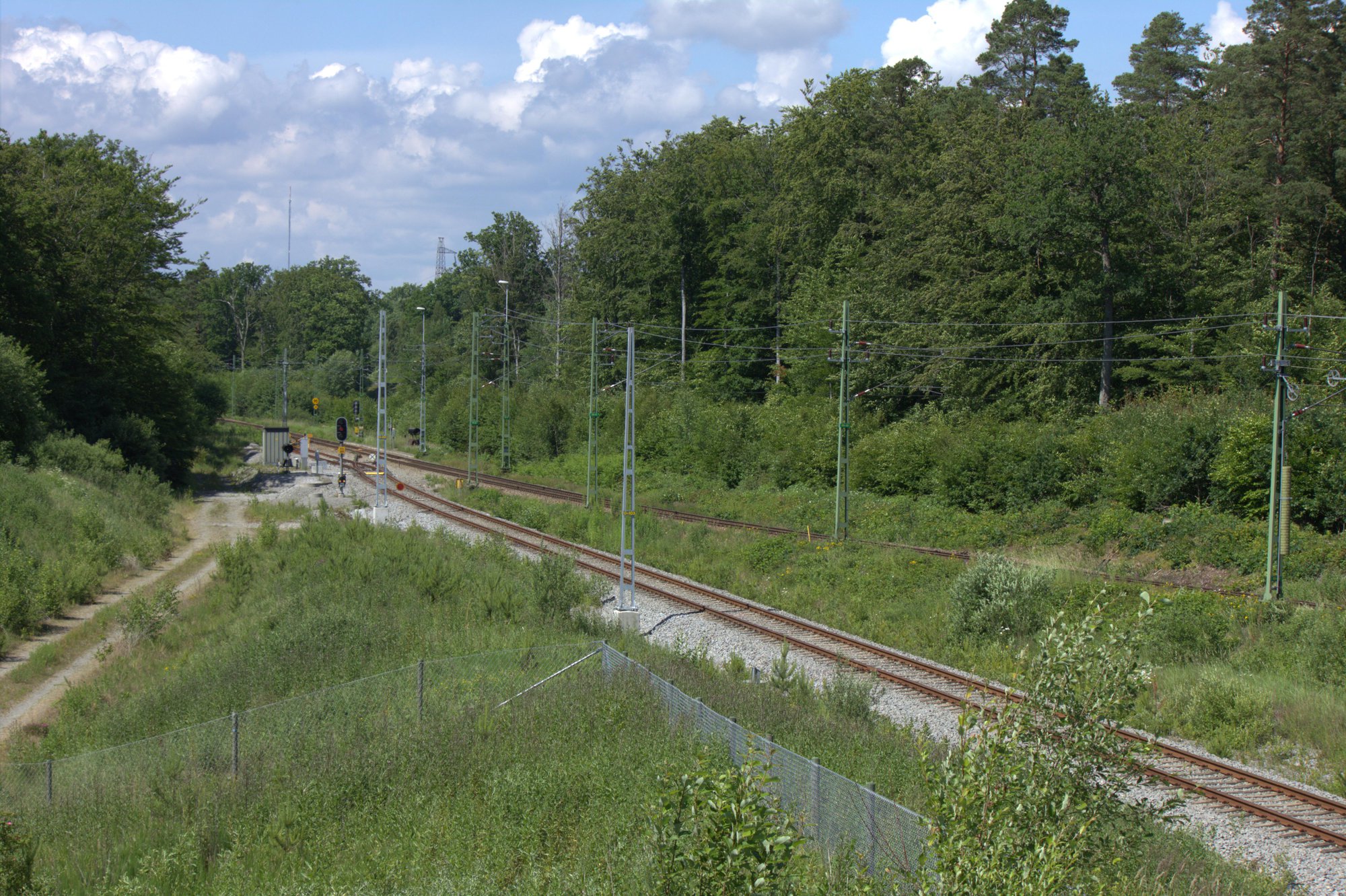 Nya kontaktledningsstolpar vid västra växeln mot Sternö/Stilleryd